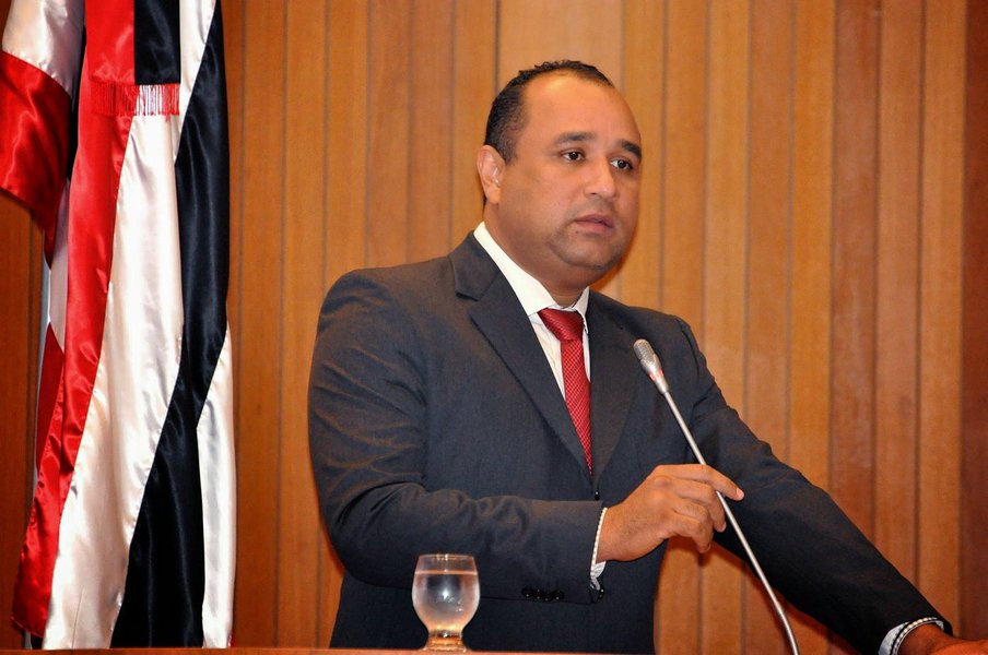 O deputado Roberto Costa (PMDB) foi o fiel da balança na votação do projeto que concede benefícios fiscais a empresas com capital social acima de R$ 100 milhões e mais de 500 empregados; questionado sobre ter ajudado de forma crucial o governo, Costa afirmou que tem coisas que não se tratam de governo ou oposição, mas de benefício para o estado e ele não poderia ter se abdicado. “Ora, se não votasse hoje por simples falta de quórum, sera votado e aprovado segunda-feira. Que diferença? Eu não faço esse jogo de deixar um projeto que vai beneficiar a geração de empregos no Maranhão ficar parado somente porque para deixar o governo sendo desgastado mais dias e prejudicar os maranhenses”