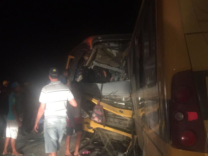 Morreu nesta quinta-feira (6), em Arapiraca, no Agreste de Alagoas, a estudante de enfermagem Jeniffa Jânia de Lira Santos, de 21 anos, que estava internada na UTI da Unidade de Emergência do Agreste; ela era a única vítima do acidente ocorrido na AL-110, no município de São Sebastião, envolvendo dois ônibus escolares, que permanecia no hospital em estado grave; com o falecimento da estudante, sobe para sete o número de vítimas fatais