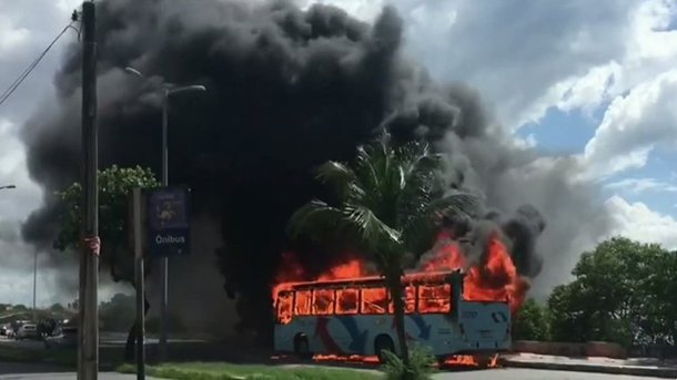 Dezesseis pessoas foram detidas até a noite desta quinta-feira (20) por suspeita de participação nos ataques a ônibus em Fortaleza; as linhas de ônibus trafegam na capital em comboio e com escolta policial; o número total de ônibus alvos de incêndios criminosos chegou a 21; dezenove eram de linhas regulares da capital e região metropolitana, um era fretado e outro era de transporte escolar; além dos veículos de transporte coletivo, três carros de órgãos públicos foram queimados