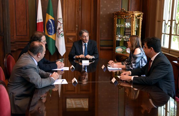 O governador de Minas Gerais, Fernando Pimentel, assinou, no Palácio Liberdade, em Belo Horizonte, despacho que define como prioridade investimento de R$ 38,9 milhões para o início das obras de implementação do sistema de esgotamento sanitário do município de Timóteo, no Território Vale do Aço, pela Copasa; as obras incluem a implantação de estação de tratamento de esgoto (ETE) e têm previsão de término em julho de 2018