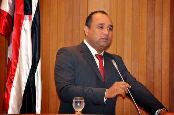 O deputado Roberto Costa (PMDB) foi o fiel da balança na votação do projeto que concede benefícios fiscais a empresas com capital social acima de R$ 100 milhões e mais de 500 empregados; questionado sobre ter ajudado de forma crucial o governo, Costa afirmou que tem coisas que não se tratam de governo ou oposição, mas de benefício para o estado e ele não poderia ter se abdicado. “Ora, se não votasse hoje por simples falta de quórum, sera votado e aprovado segunda-feira. Que diferença? Eu não faço esse jogo de deixar um projeto que vai beneficiar a geração de empregos no Maranhão ficar parado somente porque para deixar o governo sendo desgastado mais dias e prejudicar os maranhenses”