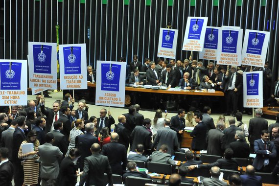 Na bancada do Paraná, votaram contra a reforma trabalhista deputados como Aliem Machado (Rede), Assis do Couto (PDT) e Enio Verri (PT); votaram a favor da proposta parlamentares como João Arruda (PMDB), Osmar Bertoldi (DEM), Nelson Padovani (PSDB) e Sergio Souza (PMDB)
 