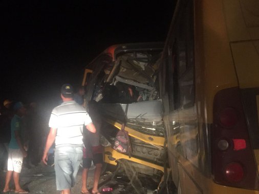 Morreu nesta quinta-feira (6), em Arapiraca, no Agreste de Alagoas, a estudante de enfermagem Jeniffa Jânia de Lira Santos, de 21 anos, que estava internada na UTI da Unidade de Emergência do Agreste; ela era a única vítima do acidente ocorrido na AL-110, no município de São Sebastião, envolvendo dois ônibus escolares, que permanecia no hospital em estado grave; com o falecimento da estudante, sobe para sete o número de vítimas fatais