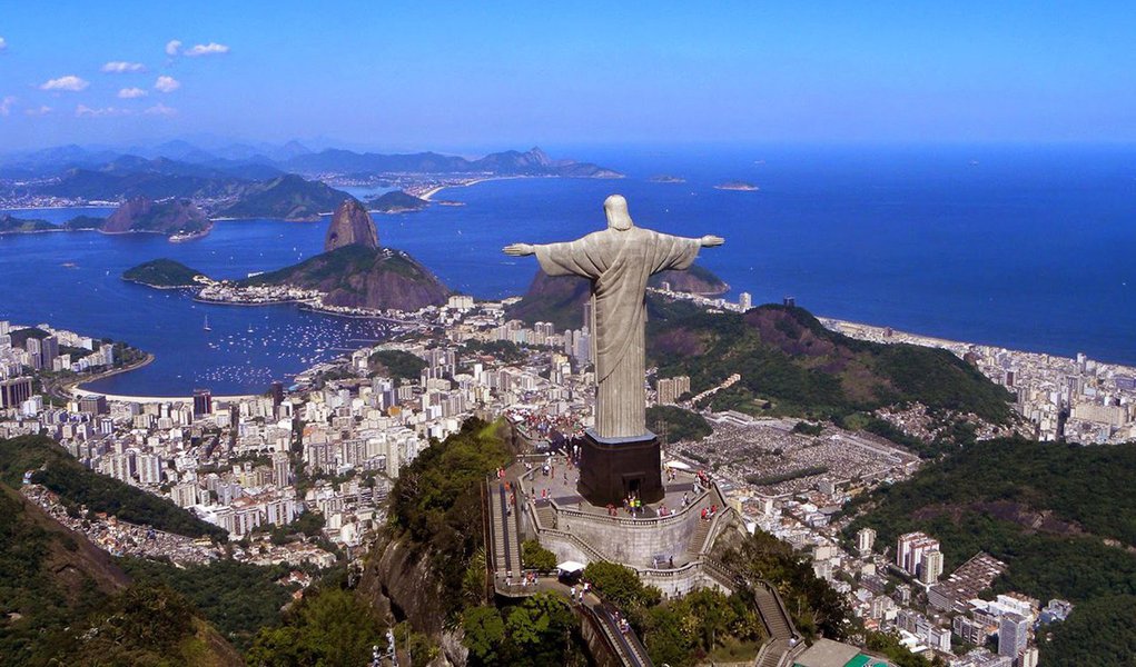 Sem recursos para o básico em uma administração pública, caso dos salários dos servidores, distribuição de remédios e até para o abastecimento de viaturas da polícia, o Rio vive o caos econômico e social; some-se a isso, também, os esquemas de corrupção, a recessão econômica e a retração nas atividades da indústria do petróleo; com tudo isso pronto, junto e misturado, está servido o cardápio da situação falimentar do Rio de Janeiro; previsão é de que o estado viverá uma década de crise, pelo menos