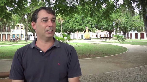 O Tribunal Regional Eleitoral do Rio de Janeiro (TRE-RJ) cassou os diplomas do prefeito e vice-prefeito de Paraty, Carlos José Gama Miranda (foto), o Casé, e Luciano de Oliveira Vidal; ambos, do PMDB, foram acusados de abuso de poder político pelo uso irregular do programa social Paraty, Minha Casa é Aqui e pela prática de conduta vedada a agente público, em função da edição de lei complementar durante período eleitoral para reduzir a carga horária de servidores