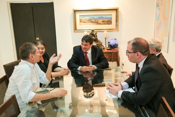 Em audiência no Palácio de Karnak, o governador Wellington Dias firmou acordo para liberação de emenda parlamentar que contempla as áreas de saneamento e recursos hídricos; de autoria do deputado federal e secretário de estado Fábio Abreu, a emenda destina mais de R$ 5 milhões para construção de banheiros e de canais para distribuição de água que serão feitos por intermédio da Funasa; o empenho do parlamentar vai contemplar cerca de 500 famílias dos municípios de José de Freitas, Jatobá, Colônia do Piauí, Demerval Lobão, São José do Divino, Altos, dentre outros