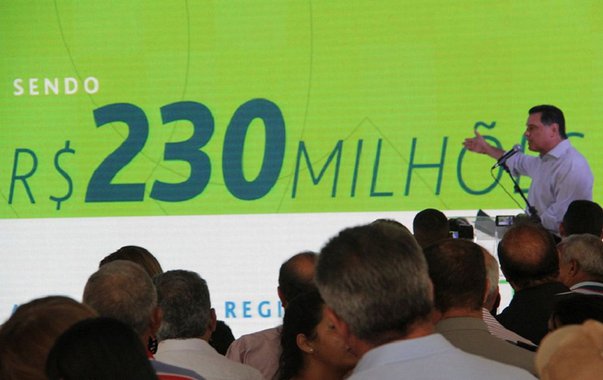 O governador Marconi Perillo lançou na manhã desta terça-feira mais uma etapa do programa “Goiás na Frente”, em Ipameri, na região Sudeste do Estado; governador anunciou investimentos superiores a R$ 200 milhões para os 24 municípios que integram a regional do ‘Goiás da Frente” em Ipameri; concebido para realizar investimento de R$ 9 bilhões em todos os municípios do Estado, R$ 6 bilhões de recursos do Tesouro Estadual e outros R$ 3 bilhões de recursos privados, o programa “Goiás na Frente” definiu um recurso de R$ 230 milhões para ser aplicado nos 24 municípios da regional Sudeste