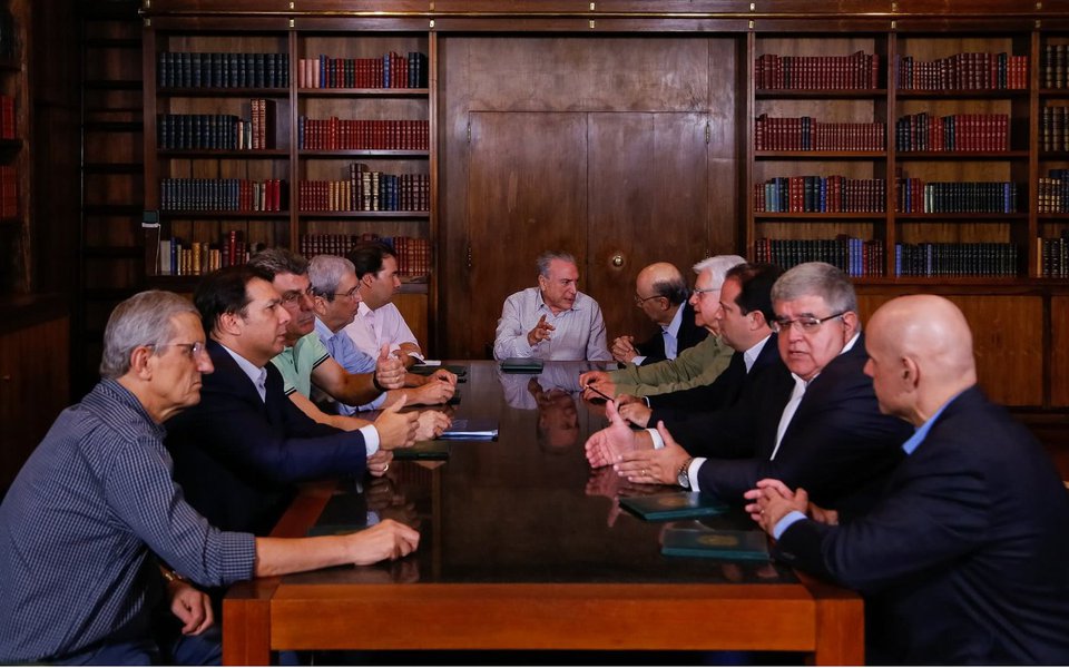 Essa foi a decisão do grupo reunido por Michel Temer na noite de ontem para tentar demonstrar ao mercado financeiro que, apesar da lista de Fachin, a reforma da Previdência será tocada adiante; Temer foi citado como responsável por uma propina de US$ 40 milhões na Petrobras e oito de seus ministros são investigados