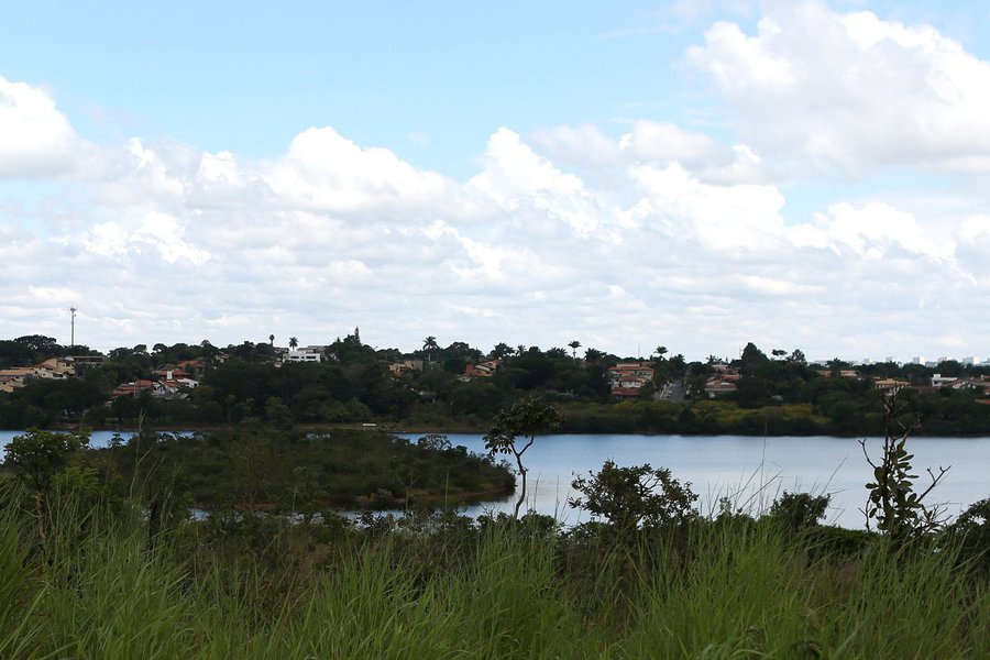 A Enfil S.A Controle Ambiental, empresa especializada em montagem e fabricação de equipamentos para tratamento de água, venceu a licitação para captação emergencial no Lago Paranoá; o Subsistema Produtor do Lago Norte vai reforçar o Descoberto em 700 litros por segundo; o preço ficou em R$ 42 milhões, 15% abaixo do inicialmente previsto; em 31 de março, data da publicação do pregão eletrônico no Diário Oficial do DF, o valor estimado era de R$ 49,4 milhões, parte dos R$ 55 milhões liberados pelo Ministério da Integração Nacional; a empresa terá 240 dias para executar os trabalhos