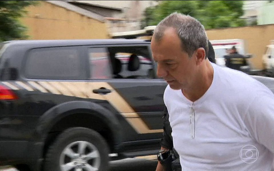 Em um curto editorial publicado neste domingo, 2, o jornal O Globo criticou a possibilidade do ex-governador do Rio Sérgio Cabral (PMDB), que está preso desde novembro do ano passado, fazer um acordo de delação premiada; "Um acordo que permita a saída do ex-governador da cadeia em pouco tempo será um tapa na cara do povo do Rio de Janeiro, vítima da crise que assola o estado", diz o jornal da família Marinho