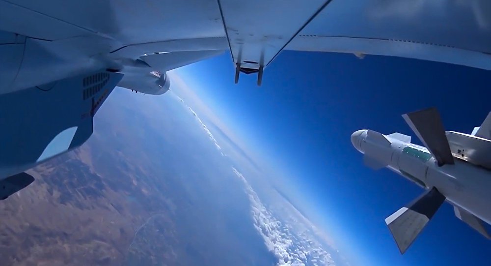 "É uma decisão absolutamente lógica. Muita gente se pergunta agora por que não foram utilizados os mísseis que protegem o espaço aéreo [sírio]. A resposta é essa: a Rússia está atuando de acordo com o memorando", declarou à Sputnik o vice-presidente do Comitê de Defesa da Duma Estatal, Yuri Shvitkin