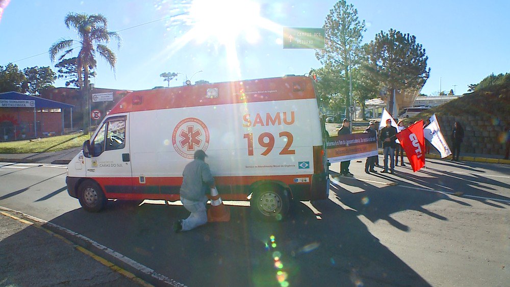 O sindicalista Luiz Fernando Subtil Santanna, de 66 anos, atropelado durante manifestação em frente à Universidade de Caxias do Sul (UCS), na Serra gaúcha, foi internado na Unidade de Terapia Intensiva (UTI) do Hospital da Unimed, neste sábado (29); Luiz participava da mobilização contra reforma trabalhista e da Previdência na manhã de sexta-feira (28), em frente à UCS, acompanhado de outros integrantes do Sindicato dos Trabalhadores do Ensino Privado da Serra (Sintep), quando uma motorista resolveu furar o bloqueio