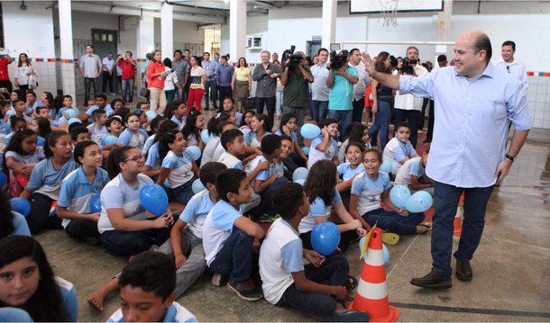 Objetivo é ajudar a reduzir o abandono da escola, a reprovação dos estudantes e a distorção de idade e ano. "Enquanto não temos uma rede inteira de tempo integral, estamos dando essa oportunidade para ampliar a oferta de aulas para nossa criançada das escolas municipais", explicou o prefeito Roberto Cláudio (PDT). Ds 15 horas adicionais por semana, oito serão destinadas ao reforço do português e matemática. Uma hora será atribuída para reforçar as ações contra o mosquito aedes aegypti, e as demais ficam disponíveis para o estudante escolher o que quer aprofundar