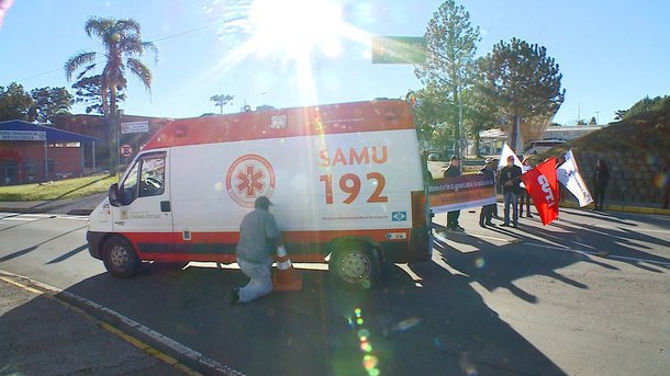 O sindicalista Luiz Fernando Subtil Santanna, de 66 anos, atropelado durante manifestação em frente à Universidade de Caxias do Sul (UCS), na Serra gaúcha, foi internado na Unidade de Terapia Intensiva (UTI) do Hospital da Unimed, neste sábado (29); Luiz participava da mobilização contra reforma trabalhista e da Previdência na manhã de sexta-feira (28), em frente à UCS, acompanhado de outros integrantes do Sindicato dos Trabalhadores do Ensino Privado da Serra (Sintep), quando uma motorista resolveu furar o bloqueio
