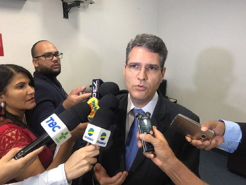 Em entrevista na tarde desta quarta-feira, o deputado estadual Francisco Júnior anunciou avanços na discussão com o governo do Estado em pontos fundamentais da PEC dos Gastos, que está em tramitação na Assembleia Legislativa; deputado garantiu que “o quinquênio será assegurado para todos os servidores, assim como o pagamento de vale-alimentação, a realização de concursos públicos e progressão para os trabalhadores da saúde”