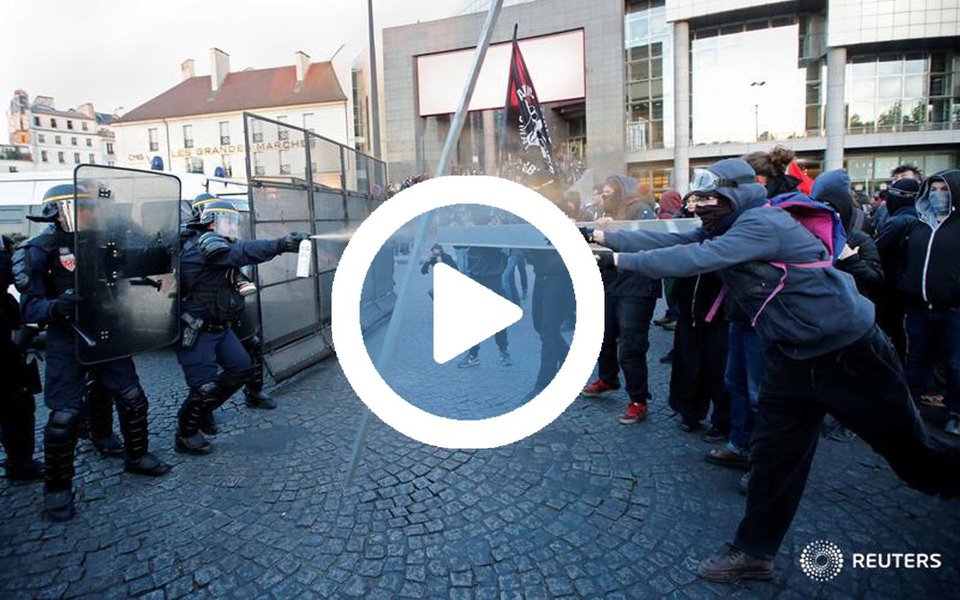 Seis pessoas ficaram feridas, entre elas três policiais, em protestos organizados em Paris contra o resultado do primeiro turno das eleições presidenciais francesas, informou nesta segunda-feira (24) à agência Efe a polícia local; além disso, 29 manifestantes foram detidos; praças da Bastilha e da República foram palco dos manifestos contra a passagem para o segundo turno da ultradireitista Marine Le Pen e do social liberal Emmanuel Macron