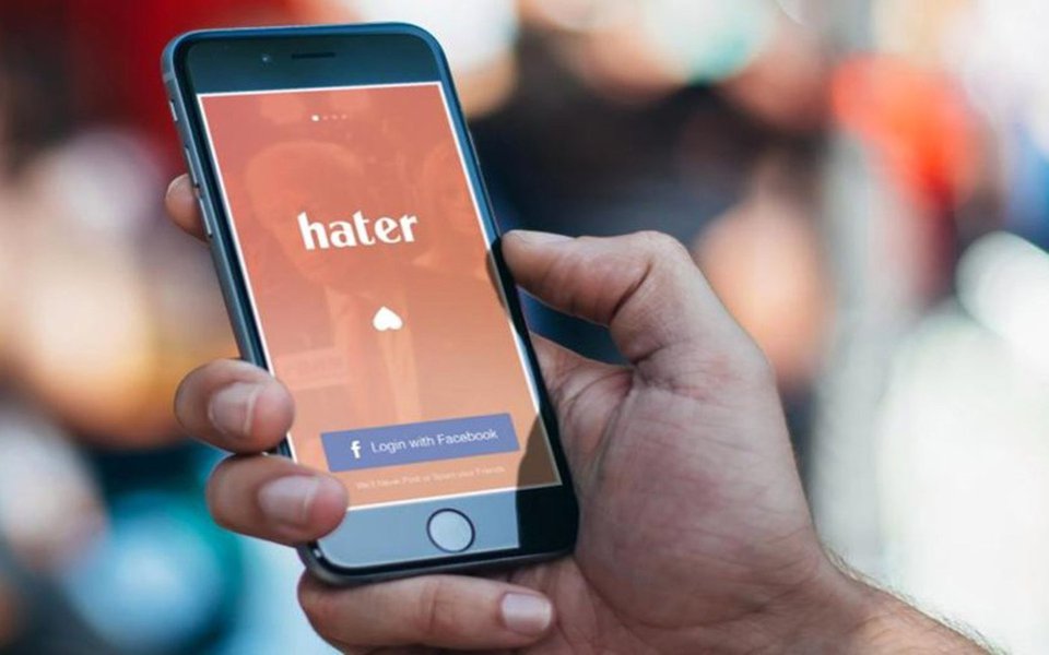 Gabinete de governo alemão aprovou nesta quarta-feira, 5, um projeto de lei que prevê multas de até 50 milhões de euros contra os gigantes da indústria online que não removerem em uma semana discurso de ódio e as chamadas "fake news" (notícias falsas) divulgadas por usuários em suas plataformas; proposta ainda precisa da aprovação do Parlamento; se a lei for aprovada, as empresas como Twitter e Facebook terão 24 horas para remover qualquer comentário que visivelmente fere a lei alemã depois de serem denunciados por usuários