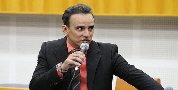 O vereador Zander Fábio (PEN) criticou, em entrevista ao Jornal Opção, a lentidão da gestão Iris Rezende (PMDB) para resolver os graves problemas da capital; “Eu não estou insatisfeito com não ter cargos na prefeitura, mas sim com a morosidade. Eu votei no prefeito Iris, então a minha indignação é porque eu acho que ele está demorando demais para agir”, criticou o vereador; ainda sobre a questão dos cargos, Zander complementou: “Não fui atrás e não irei para que seja feita uma troca nesse sentido,  já tenho os cargos que eu preciso para eu meu mandato, que são os do meu gabinete”
