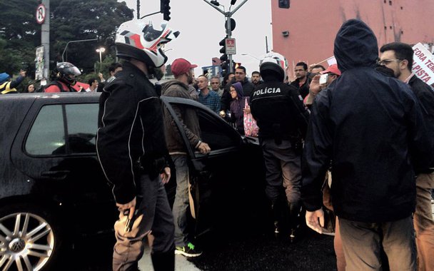 Por volta das 6h da manhã, o trânsito registrado na cidade de São Paulo já estava acima da média; a CET ampliou o efetivo, mas, com a paralisação do transportes públicos e a suspensão do rodízio, a medida deve ter pouco impacto nos congestionamentos; manifestantes já protestam em diversos pontos da capital, incluindo a av Nove de Julho, que chegou a ter o trânsito interrompido; Ponte das Bandeiras também foi interditada