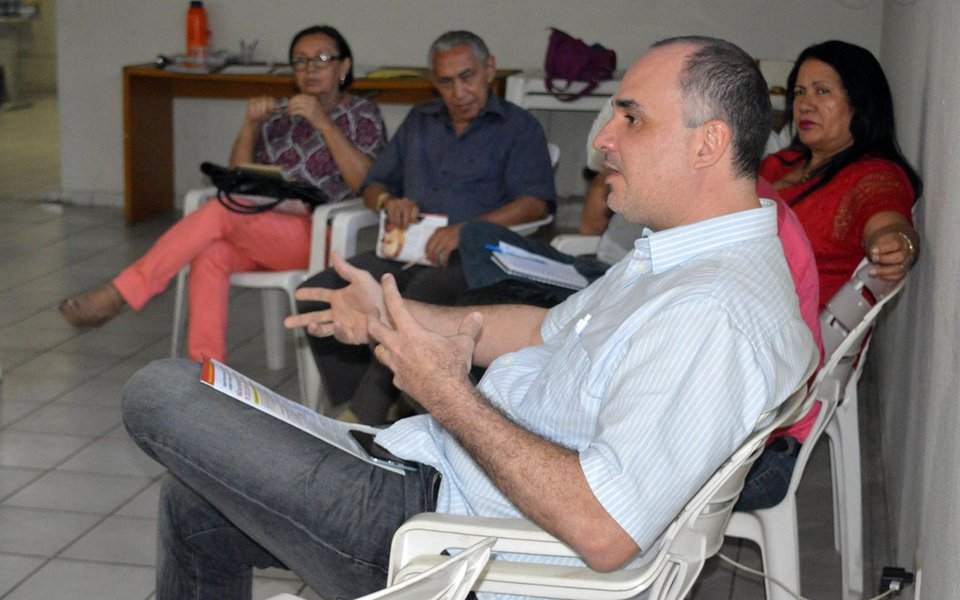 Os técnicos da Fazenda Estadual do Piauí vão paralisar suas atividades nesta sexta-feira, 28, em adesão à greve nacional; a paralisação de 24 horas, que mobiliza trabalhadores de todos o país, é um alerta da população ao governo federal contra as propostas de reforma Previdenciária, Trabalhista e a recém-aprovada terceirização das atividades meio e fim; "É inaceitável que somente o trabalhador pague a conta, mais uma vez, pela má gestão do país. Portanto, é hora de lutar, reivindicar e nos mobilizar contra esse desmonte da legislação trabalhista e o fim da aposentadoria. Não vamos permitir! ", frisa o diretor do Sintfepi, Augusto Muller