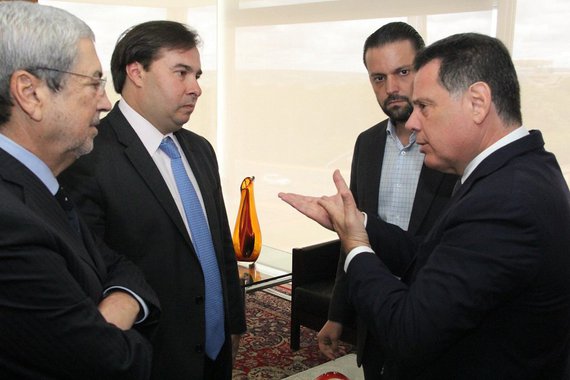 O governador Marconi Perillo se reuniu nesta segunda-feira com o presidente Michel Temer, em Brasília, e pediu nova análise para que a BRF unidade Mineiros retome as atividades; uma das maiores companhias de alimentos do mundo, a BRF foi alvo da Operação Carne Fraca, deflagrada de Polícia Federal, e teve a unidade instalada no município goiano interditada; "Viemos trazer nossa preocupação em relação à questão da carne brasileira. Eu vim pedir ao presidente a atenção do governo, que já tem sido grande, em relação à liberação da unidade industrial de Mineiros. Tem mais de 200 mil perus em condições de serem abatidos", afirmou o governador em entrevista após o encontro