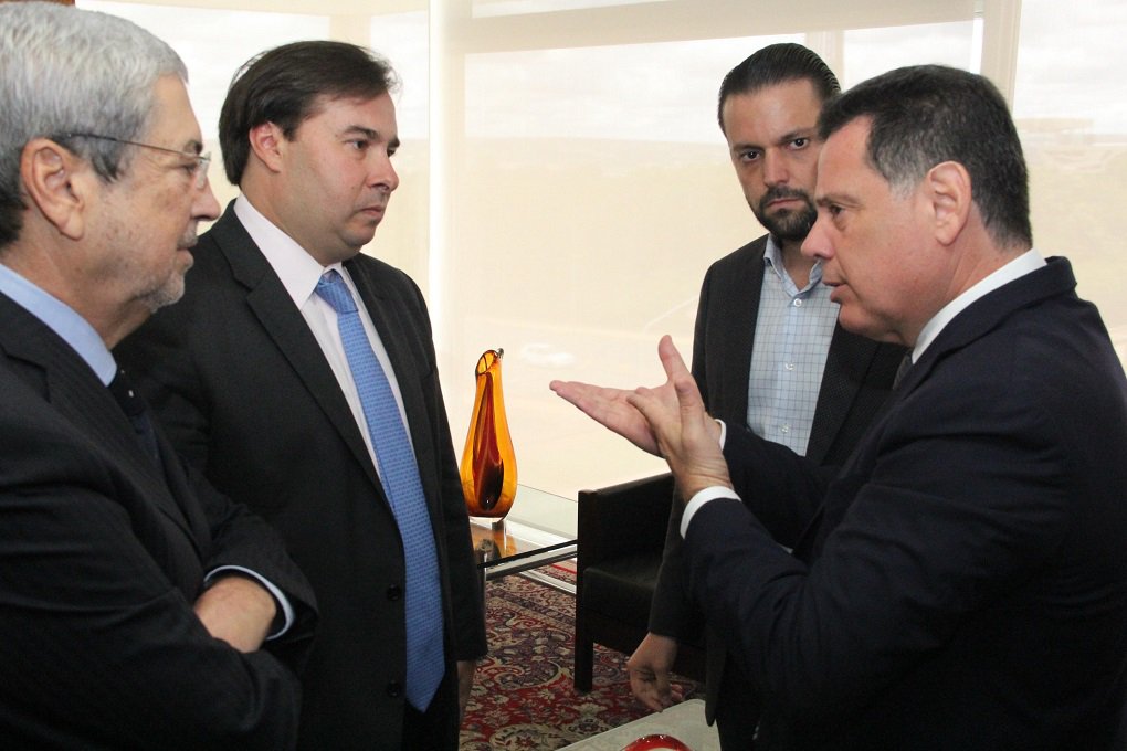 O governador Marconi Perillo se reuniu nesta segunda-feira com o presidente Michel Temer, em Brasília, e pediu nova análise para que a BRF unidade Mineiros retome as atividades; uma das maiores companhias de alimentos do mundo, a BRF foi alvo da Operação Carne Fraca, deflagrada de Polícia Federal, e teve a unidade instalada no município goiano interditada; "Viemos trazer nossa preocupação em relação à questão da carne brasileira. Eu vim pedir ao presidente a atenção do governo, que já tem sido grande, em relação à liberação da unidade industrial de Mineiros. Tem mais de 200 mil perus em condições de serem abatidos", afirmou o governador em entrevista após o encontro