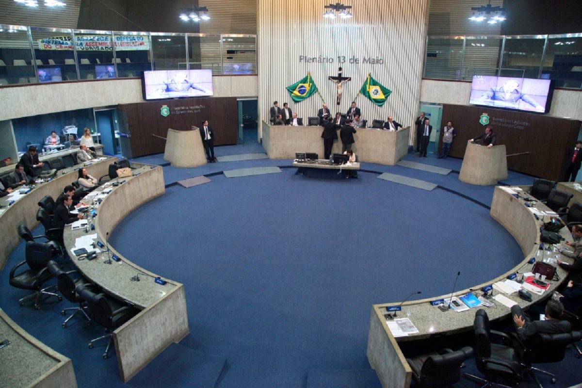O problema da conclusão das obras da transposição do São Francisco no Ceará estará em debate novamente hoje (10), no período da tarde, na Assembleia Legislativa.  Os deputados estaduais se reúnem, a partir das 15h, no Salão Nobre da Presidência, para avaliar ações para pressionar pela retomada das obras que continuam paradas, sem que o governo de Michel Temer aponte nenhuma solução 