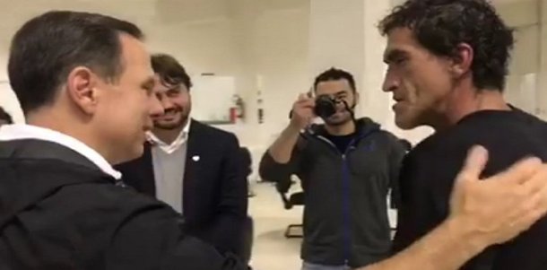 O prefeito João Doria visitou no início da madrugada desta sexta-feira o morador de rua Samir, que foi agredido por homens da Guarda Civil da prefeitura, durante uma abordagem realizada na quarta-feira; Doria postou o vídeo da visita em suas redes sociais sociais e disse que os agentes envolvidos na agressão já foram afastados e vão receber punição; Doria também afirmou que a prefeitura vai viabilizar empregos para Samir e sua mulher