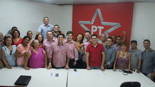 O ex-vereador Dr. Vicente Pinto, representante da Corrente Movimento PT, liderada pelo dep. federal José Airton, no Ceará, decidiu abrir mão da sua candidatura e apoiar o vereador Acrísio Sena ao cargo de presidente do PT Fortaleza.  A candidatura de Acrísio Sena conta agora com o apoio de cinco tendências: Movimento PT, CNB - Campo Democrático, Avante 21, Militância Petista e Militância Socialista. "Ficamos muito felizes porque é mais uma das várias tendências do PT que vem engrossar o discurso da reconstrução do Partido em Fortaleza", destacou Acrísio. As eleições municipais do Partido dos Trabalhadores serão no próximo domingo, dia 9 de abril