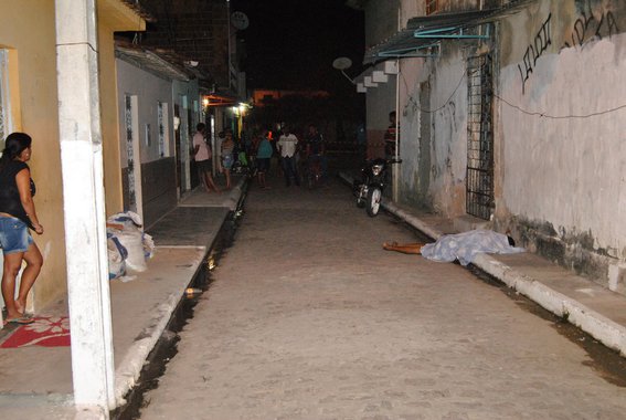 A Comissão de Defesa de Direitos Humanos e Minorias da Câmara dos Deputados realiza, nesta segunda-feira (15), na sede da OAB/AL, em Maceió, um debate sobre os números da violência em Alagoas e as mortes de jovens negros e pobres na periferia da capital e em cidades do interior; rodada de conversa será feita com representantes de instituições públicas e entidades da sociedade civil; comissão tem debatido “os direitos humanos em tempos sombrios” em vários Estados brasileiros; objetivo é apresentar um diagnóstico da situação no plenário da Câmara