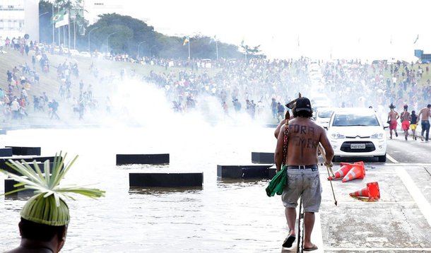 Polícia Militar acaba de reprimir violentamente um protesto pacífico de comunidades indígenas em frente ao Congresso Nacional, em Brasília (DF). Mais de 3 mil índios estão no local para a 14ª edição do Acampamento Terra Livre, mobilização que luta pelos direitos dos povos indígenas e demarcação de terras
