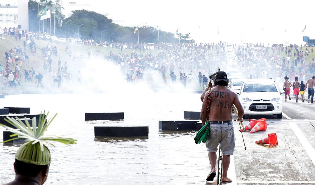 Polícia Militar acaba de reprimir violentamente um protesto pacífico de comunidades indígenas em frente ao Congresso Nacional, em Brasília (DF). Mais de 3 mil índios estão no local para a 14ª edição do Acampamento Terra Livre, mobilização que luta pelos direitos dos povos indígenas e demarcação de terras