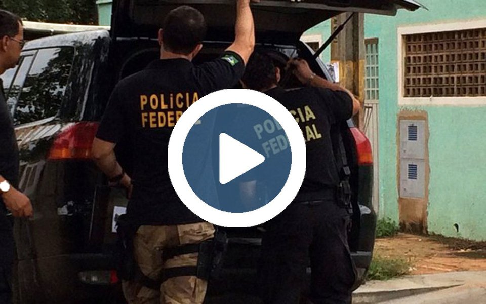 A Polícia Federal deflagrou a Operação Rota 26, para desarticular suposta organização criminosa que operou um esquema desvio de dinheiro público destinado a obras de implantação e recuperação de estradas vicinais em projetos de assentamento situados em cidades do Tocantins, no âmbito do Incra; as investigações apontam um prejuízo de R$ 1,4 milhão; deputado estadual Zé Roberto (PT) foi alvo de condução coercitiva e compareceu à sede da PF para prestar esclarecimentos