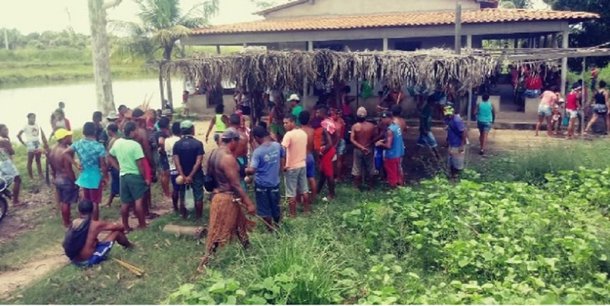 O governo do Maranhão não confirma que um índio teve as mãos decepadas. Diz apenas que houve fratura exposta; trata o caso como confronto entre os indígenas e fazendeiros e os seguranças destes;  "A Polícia Militar do Maranhão atuou imediatamente no último domingo (30) após ter conhecimento do conflito entre moradores da região e um grupo que reivindica reconhecimento como povo Gamela, evitando assim uma tragédia maior. A PM permanece com local com reforço do efetivo", diz a nota