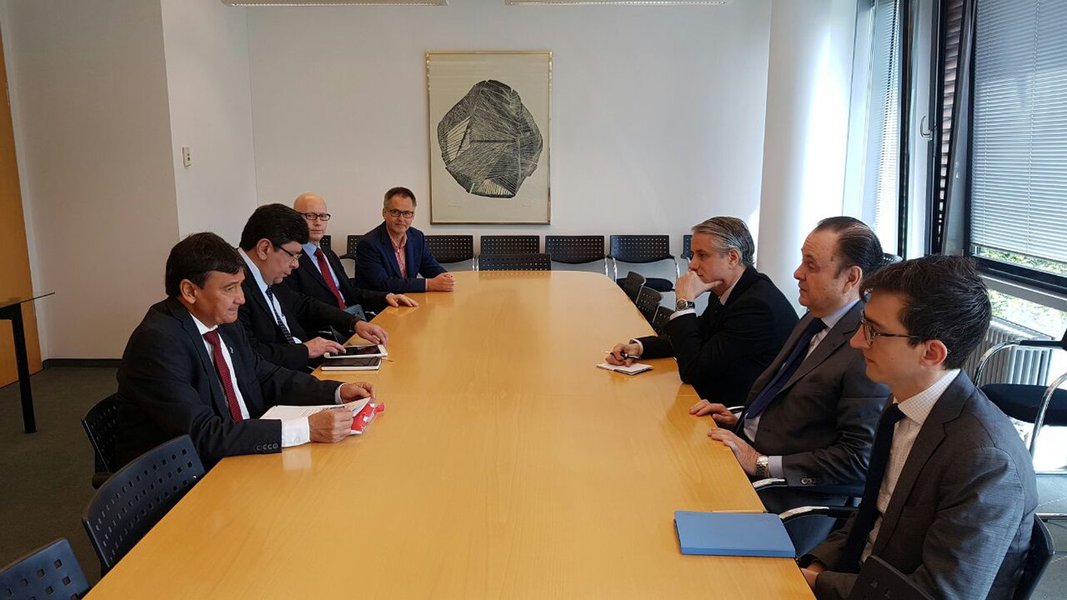O governador Wellington Dias esteve, em audiência com o embaixador do Brasil na Alemanha, Mario Vilalva, onde tratou sobre economia e investimentos para o Piauí; foram pautas da reunião, os investimentos no programa de saneamento rural e na área de energias renováveis. "Tratamos da renovação do contrato com o Banco KFW para que possamos disponibilizar cerca de 150 milhões de euros para atender 180 comunidades rurais e 49 municípios do Piauí com água, saneamento e gestão independente. Também apresentaremos a investidores europeus o potencial do estado na área de energias”, destacou Wellington