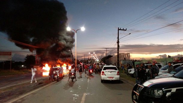 A população de São Luís ficou sem ônibus por causa dos protestos contra as reformas trabalhista e da previdência, apesar de a Justiça ter determinado que 60% da frota circulasse normalmente; manifestantes fecharam vários pontos da capital; na Barragem do Bacanga, na Avenida dos Portugueses, as duas pistas foram bloqueadas; eles atearam fogo em pneus e pedaços de paus, para impedir o tráfego de veículos na região