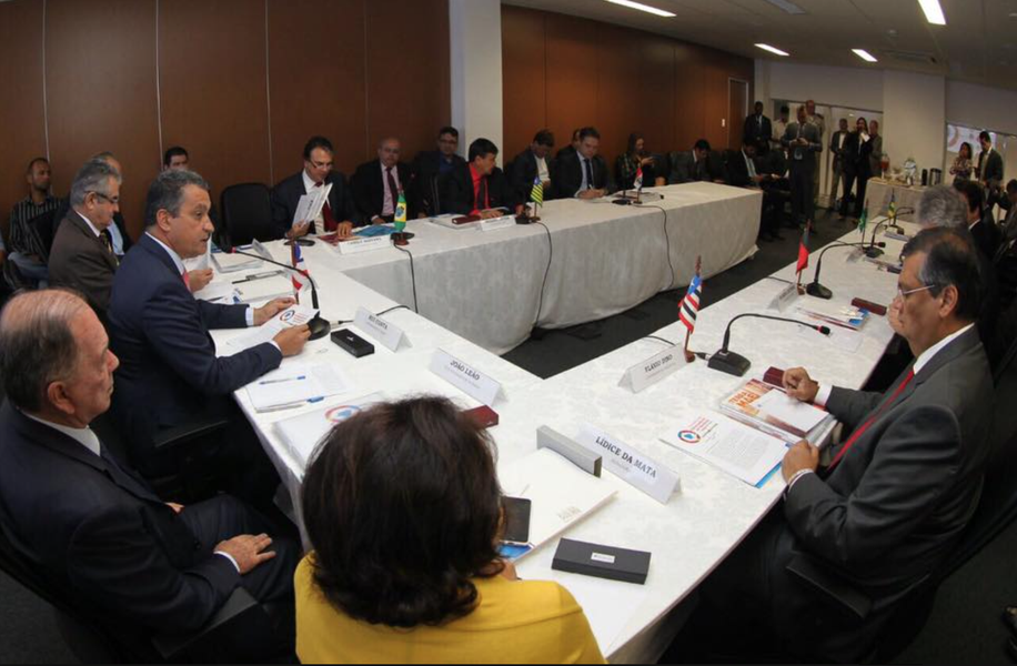 Reunidos nesta quinta-feira (11) em Salvador (BA), os governadores do Nordeste assinaram uma carta cobrando apoio do Governo Federal sobre a situação da segurança pública dos estados, proposta pelo chefe do Executivo do Ceará, Camilo Santana (PT); gestores propuseram ainda, entre outros temas, a criação de um Plano Nacional de Segurança, com orçamento próprio, para ajudar no melhor aparelhamento das polícias estaduais; e a ampliação dos presídios federais de segurança máxima