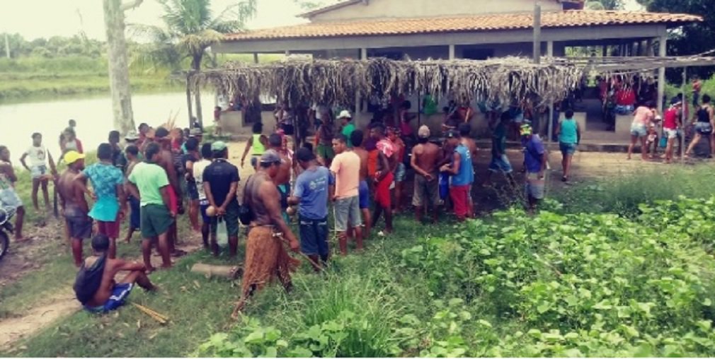 O governo do Maranhão não confirma que um índio teve as mãos decepadas. Diz apenas que houve fratura exposta; trata o caso como confronto entre os indígenas e fazendeiros e os seguranças destes;  "A Polícia Militar do Maranhão atuou imediatamente no último domingo (30) após ter conhecimento do conflito entre moradores da região e um grupo que reivindica reconhecimento como povo Gamela, evitando assim uma tragédia maior. A PM permanece com local com reforço do efetivo", diz a nota