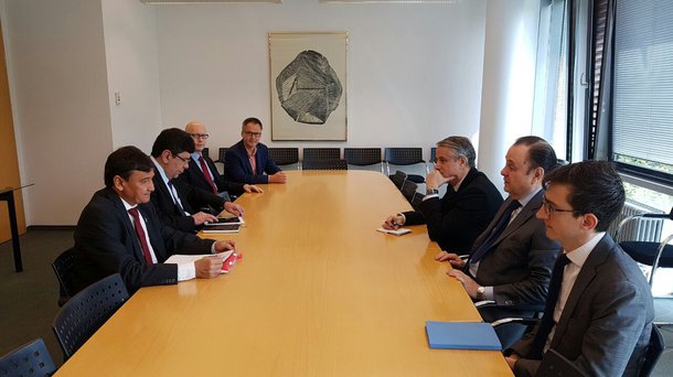 O governador Wellington Dias esteve, em audiência com o embaixador do Brasil na Alemanha, Mario Vilalva, onde tratou sobre economia e investimentos para o Piauí; foram pautas da reunião, os investimentos no programa de saneamento rural e na área de energias renováveis. "Tratamos da renovação do contrato com o Banco KFW para que possamos disponibilizar cerca de 150 milhões de euros para atender 180 comunidades rurais e 49 municípios do Piauí com água, saneamento e gestão independente. Também apresentaremos a investidores europeus o potencial do estado na área de energias”, destacou Wellington
