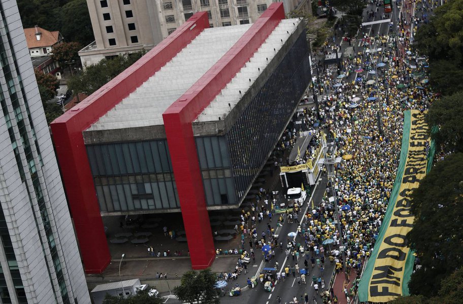 "É óbvio que o resultado pífio das manifestações da direita mostra que está se dissolvendo a onda de histeria que a mídia, servido-se destes grupos – espalhava pelo país. É claro que seus 'pais' midiáticos não assumem o retumbante fracasso", afirma Fernando Brito, do Tijolaço; "A anistia ao 'Caixa 2' deu hoje dois passos para frente. A reforma da previdência, ao menos um para trás. E as próximas manifestações, contra esta degola, a da CLT e a terceirização têm tudo para engolfar, ao menos na rua, os 'minions' que, foram às ruas no fracasso"