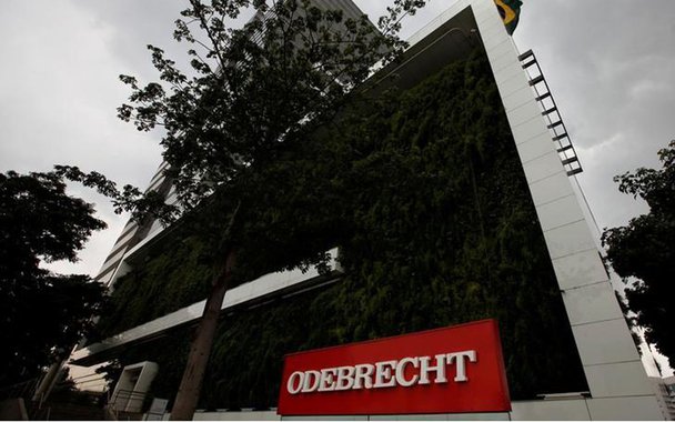 Os bancos decidiram apertar o cerco contra a Odebrecht para que a empreiteira coloque a casa em ordem após passarem meses tratando a empresa com cautela por temores de que um colapso do conglomerado prejudicaria seus balanços, diz a agência Reuters; Odebrecht concordou em acelerar as vendas de ativos como parte de um acordo com os bancos credores que permita ao grupo altamente endividado manter os 800 milhões de dólares do desinvestimento de sua unidade de água e esgoto anunciado no mês passado, afirmaram vários executivos, banqueiros e advogados envolvidos nas conversas