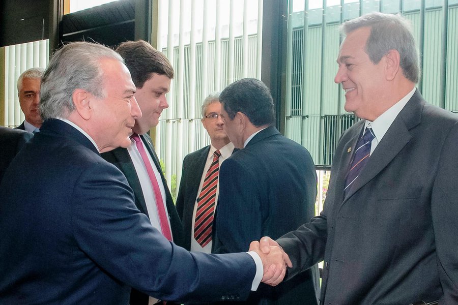 O líder da bancada alagoana na Câmara, deputado federal Ronaldo Lessa (PDT), disse acreditar que a crise é preocupante e que o presidente Michel Temer não vai renunciar; "Os fatos estão mudando muito rapidamente e a cada hora surgem novas informações. Não acredito que o presidente Temer renuncie. Ele quer ouvir as gravações e com certeza deve apresentar alguma defesa, mas se for comprovado que ele realmente deu o aval, vamos trabalhar pelo impeachment", explicou