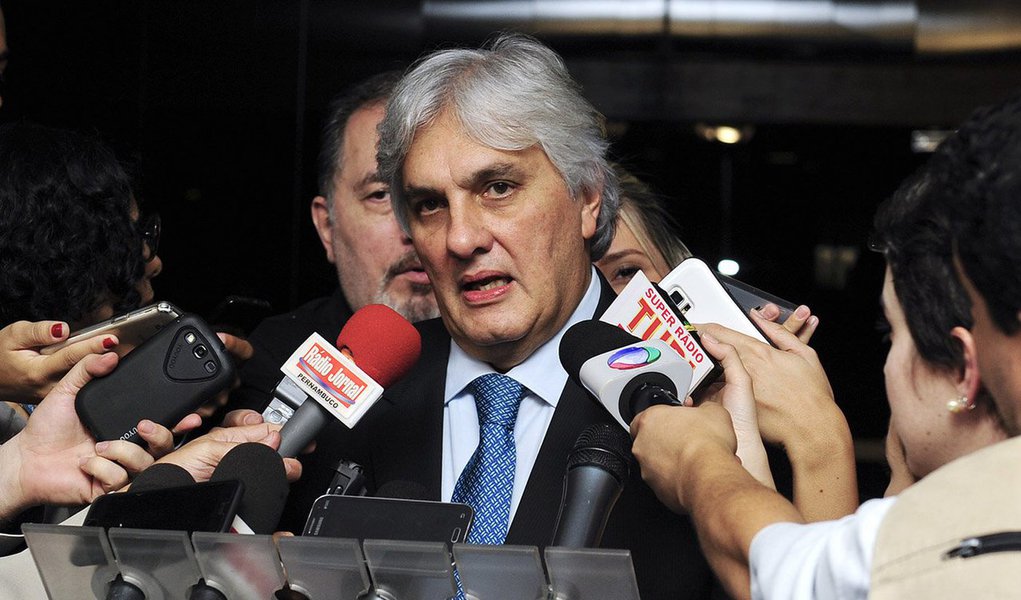 Procuradoria-Geral da República (PGR) avalia a possibilidade de romper o acordo de delação premiada do senador cassado Delcídio Amaral (sem partido-MS) homologado em 2016; em seu acordo, Delcídio foi taxativo ao afirmar que não recebeu qualquer valor em propina atrelada à Refinaria de Pasadena (EUA); no entanto, o ex-diretor da Odebrecht Rogério Araújo relatou aos investigadores que o ex-diretor de Serviços da Petrobras Renato Duque falou de uma reunião, em 2006, na qual a UTC Engenharia se comprometeu a pagar R$ 4 milhões a Delcídio, tendo como contrapartida a participação da empresa na obra de ampliação da refinaria nos EUA; Araújo também abordou pedido de Nestor Cerveró, em 2010, para pagamento de contribuição à campanha de Delcídio 