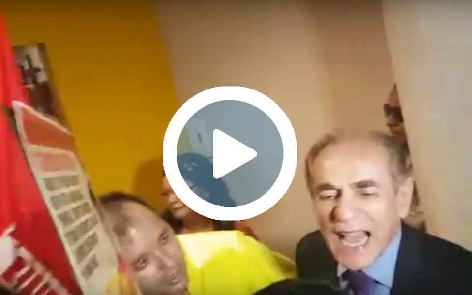 Representantes de centrais sindicais, federações de trabalhadores e das Frentes Brasil Popular e Povo Sem Medo realizaram no Aeroporto Petrônio Portela, em Teresina, no Piauí, um protesto contra deputados federais que votaram a favor da reforma trabalhista e da terceirização irrestrita no Congresso; o deputado Marcelo Castro (PMDB-PI) é criticado aos gritos de "golpista" e aparece chutando uma manifestante - a professora Lourdes Melo, do PCO; assista ao vídeo