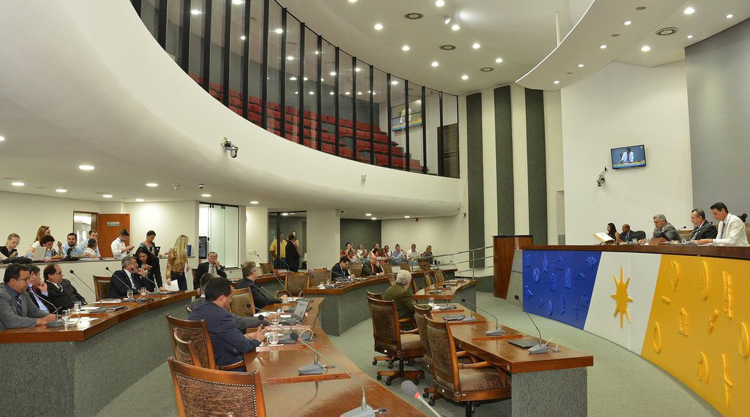 Foram enviados às comissões três projetos de lei de autoria do governo estadual sobre realocação de recursos previstos na Lei Orçamentária Anual (LOA); enviada para a CCJ, a proposta de valores mais expressivos trata da transposição de R$ 13,7 milhões nos recursos do próprio Executivo. A soma provém de ações de igual valor anuladas em cada pasta ou fundo; são R$ 6,1 milhões realocados ao Fundo Estadual de Recursos Naturais; R$ 4,5 milhões à Procuradoria-Geral do Estado; R$ 1,6 milhão ao Fundo Estadual sobre Drogas; e R$ 679.736,00 para a Secretaria de Governo