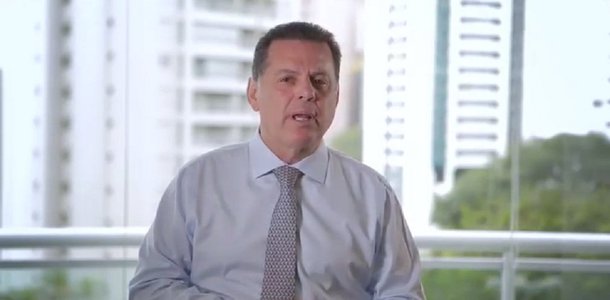 O governador Marconi Perillo postou vídeo na tarde desta quarta-feira em que anuncia um acordo histórico entre governo e empresas que operam o transporte coletivo na Grande Goiânia; governo de Goiás vai bancar 100% da gratuidade do Passe Livre e assim as empresas podem cumprir os compromissos salariais com os trabalhadores sem que o valor da passagem seja reajustado; preço continua sendo de R$ 3,70. Marconi também afirmou que as empresas vão instalar câmeras de segurança no Eixo Anhanguera (ônibus e terminais)