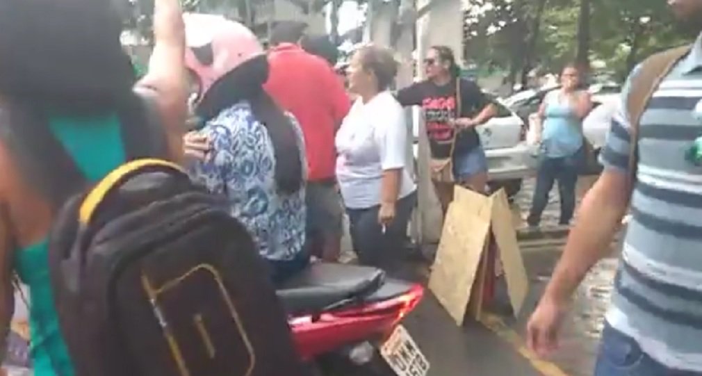 Trabalhadores da Educação de Goiânia em greve ocuparam na tarde desta quarta-feira (26) o prédio da Secretaria Municipal de Educação (SME), no Setor Leste Universitário, na capital; a categoria resolveu ocupar as dependências da pasta por conta do “descaso” da prefeitura quanto às reivindicações e a falta de diálogo do prefeito Iris Rezende (PMDB) e do secretário Marcelo da Costa com os profissionais; eles reivindicam pagamento do piso salarial e data-base, além de melhores condições de trabalho