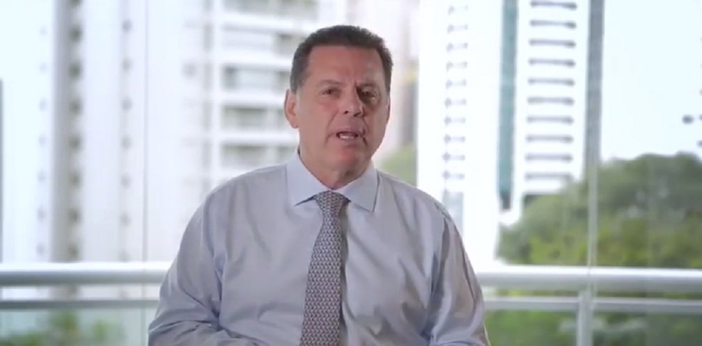 O governador Marconi Perillo postou vídeo na tarde desta quarta-feira em que anuncia um acordo histórico entre governo e empresas que operam o transporte coletivo na Grande Goiânia; governo de Goiás vai bancar 100% da gratuidade do Passe Livre e assim as empresas podem cumprir os compromissos salariais com os trabalhadores sem que o valor da passagem seja reajustado; preço continua sendo de R$ 3,70. Marconi também afirmou que as empresas vão instalar câmeras de segurança no Eixo Anhanguera (ônibus e terminais)