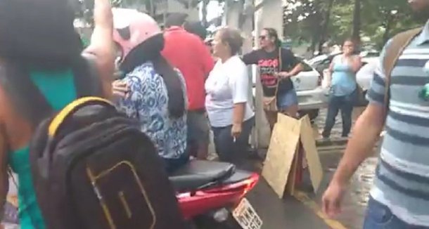 Trabalhadores da Educação de Goiânia em greve ocuparam na tarde desta quarta-feira (26) o prédio da Secretaria Municipal de Educação (SME), no Setor Leste Universitário, na capital; a categoria resolveu ocupar as dependências da pasta por conta do “descaso” da prefeitura quanto às reivindicações e a falta de diálogo do prefeito Iris Rezende (PMDB) e do secretário Marcelo da Costa com os profissionais; eles reivindicam pagamento do piso salarial e data-base, além de melhores condições de trabalho