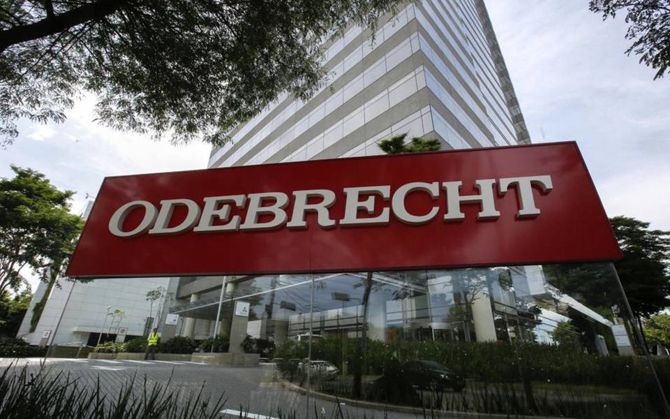 Juiz norte-americano sentenciou nesta segunda-feira a Odebrecht a pagar 2,6 bilhões de dólares em multas em caso criminal de corrupção, assinando acordo entre a empresa e autoridades brasileiras, norte-americanas e suíças; juiz distrital Raymond Dearie disse em uma audiência na corte federal do Brooklyn que cerca de 93 milhões de dólares serão destinados aos EUA, 2,39 bilhões de dólares ao Brasil e 116 milhões de dólares à Suíça